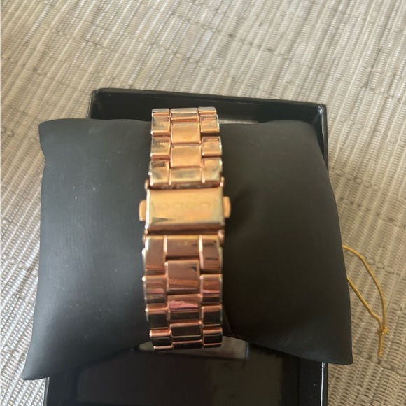 Woman’s beautiful rose gold BEBE watch only wore a few times - Picture 4 of 7